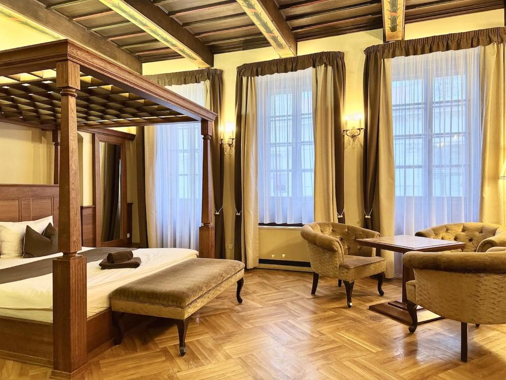 sypialnia z łóżkiem, stołem i krzesłami w obiekcie Traditional Prague Apartment w Pradze