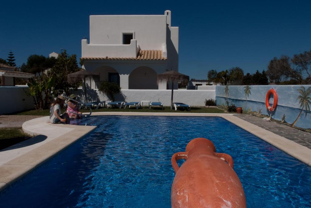 una piscina con un gran objeto inflado en el agua en Viviendas Turísticas El Mero, en Zahora