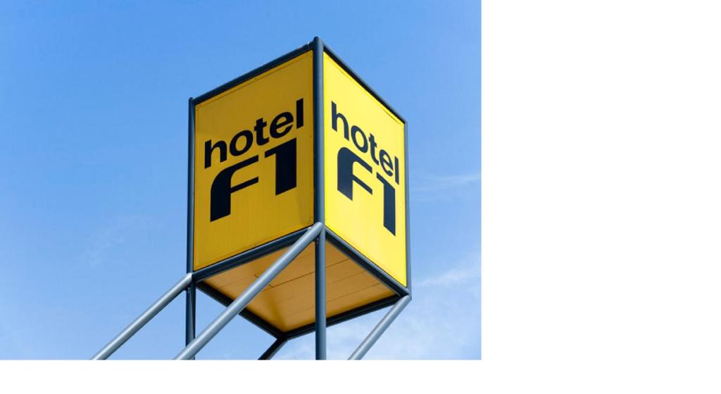 a yellow sign with the words motel on it at hotelF1 Montauban in Montauban