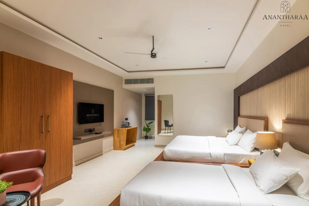 Postel nebo postele na pokoji v ubytování Anantharaa Hotel