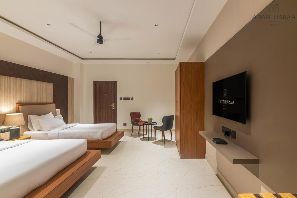 Postel nebo postele na pokoji v ubytování Anantharaa Hotel