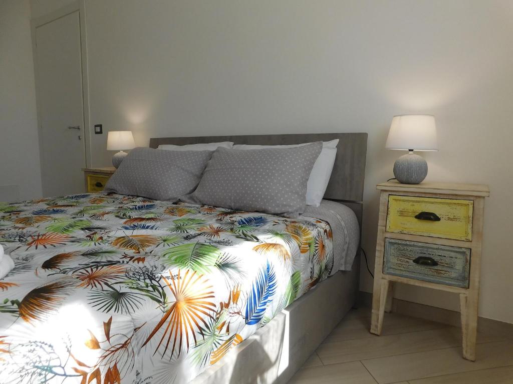 una camera con letto e comodino di Lovely PitStop Fiumicino a Fiumicino
