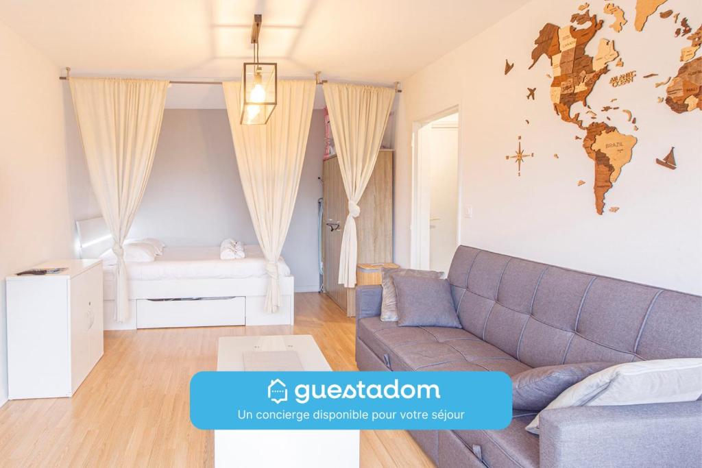 - un salon avec un canapé et une chambre dans l'établissement Frémur Wi-Fi Parking - Balcon, à Angers