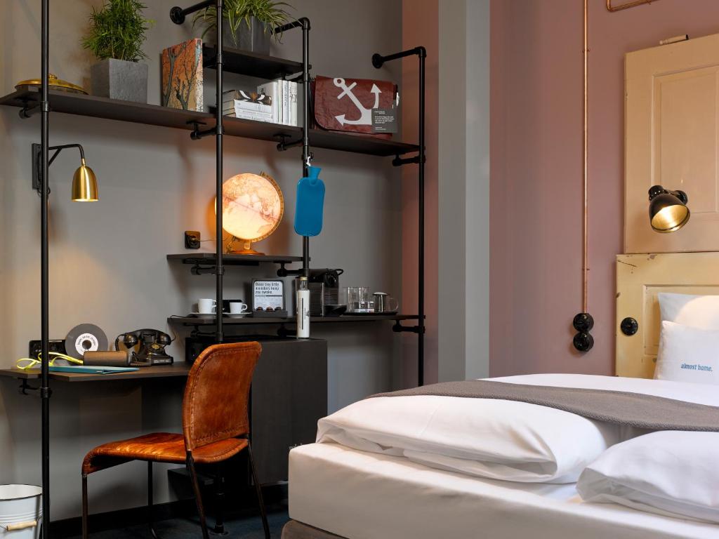 Postel nebo postele na pokoji v ubytování 25hours Hotel Altes Hafenamt