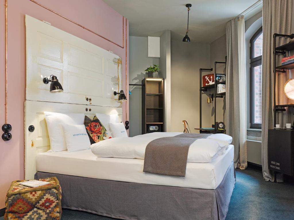 Postel nebo postele na pokoji v ubytování 25hours Hotel Altes Hafenamt