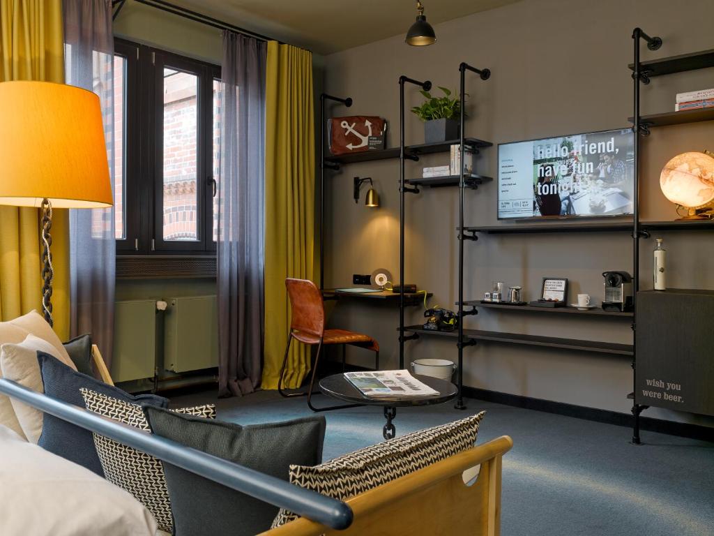 TV a/nebo společenská místnost v ubytování 25hours Hotel Altes Hafenamt