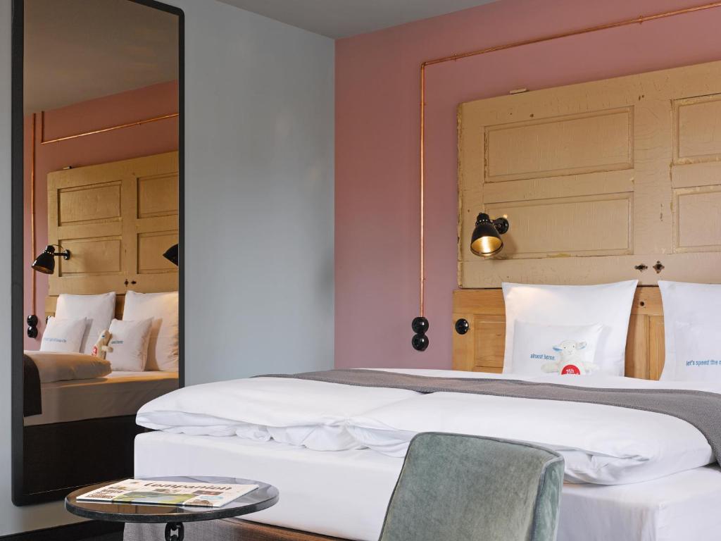 Postel nebo postele na pokoji v ubytování 25hours Hotel Altes Hafenamt