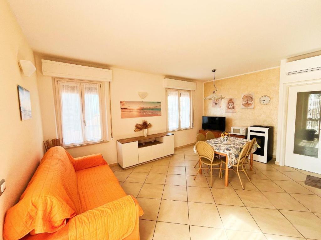 a living room with a couch and a table at Appartamento con ampio terrazzo vista mare in Follonica