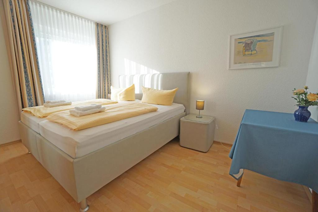 Postel nebo postele na pokoji v ubytování Ferienwohnung Duenenweg _ Haase