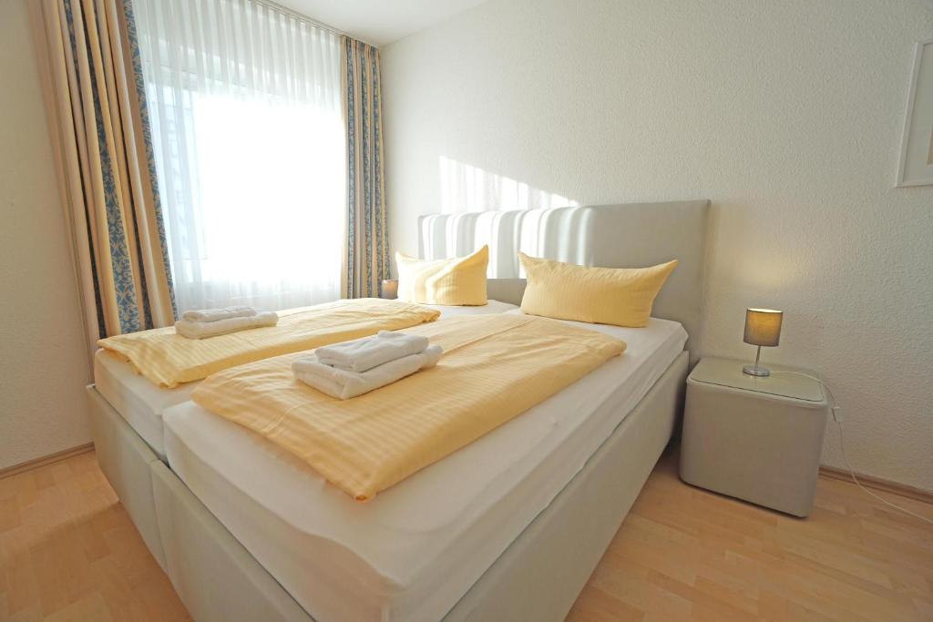 Postel nebo postele na pokoji v ubytování Ferienwohnung Duenenweg _ Haase