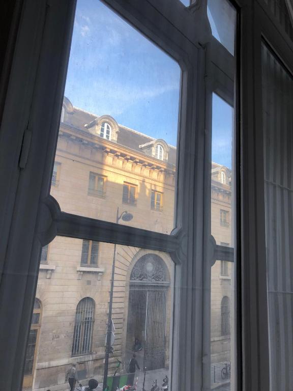 - une vue sur un bâtiment depuis une fenêtre dans l'établissement Luxury Apartment in Paris, à Paris