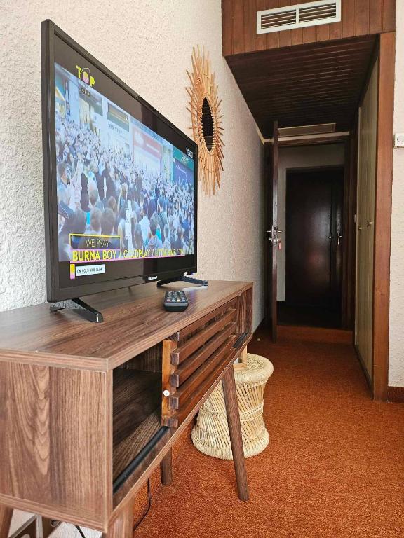 TV a/nebo společenská místnost v ubytování Cinéma, Chambre Privée Au Le Refuge Du Phoenix
