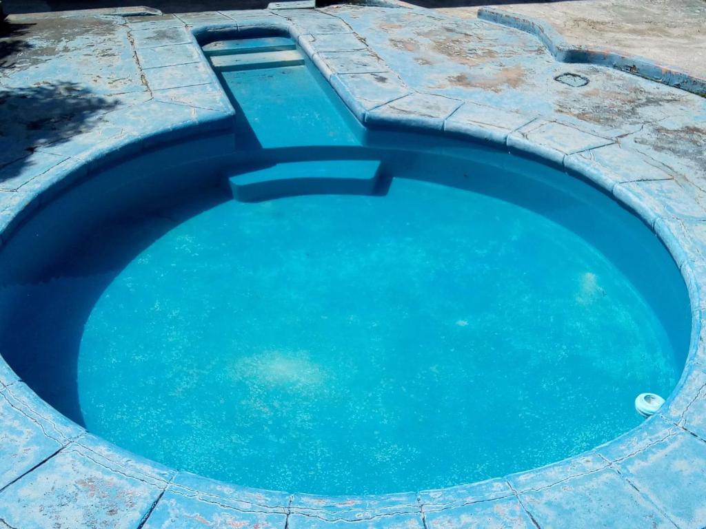 a large swimming pool with blue water at Recanto da Totoquinha in Juiz de Fora