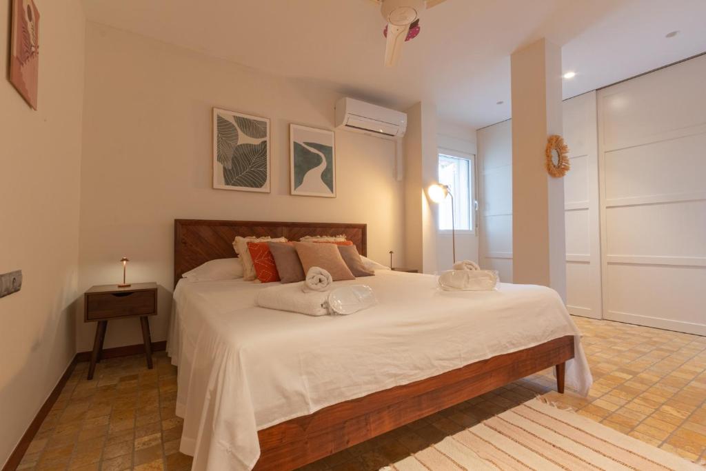 Postel nebo postele na pokoji v ubytování Sunny villa near Alicante, own pool & playground!