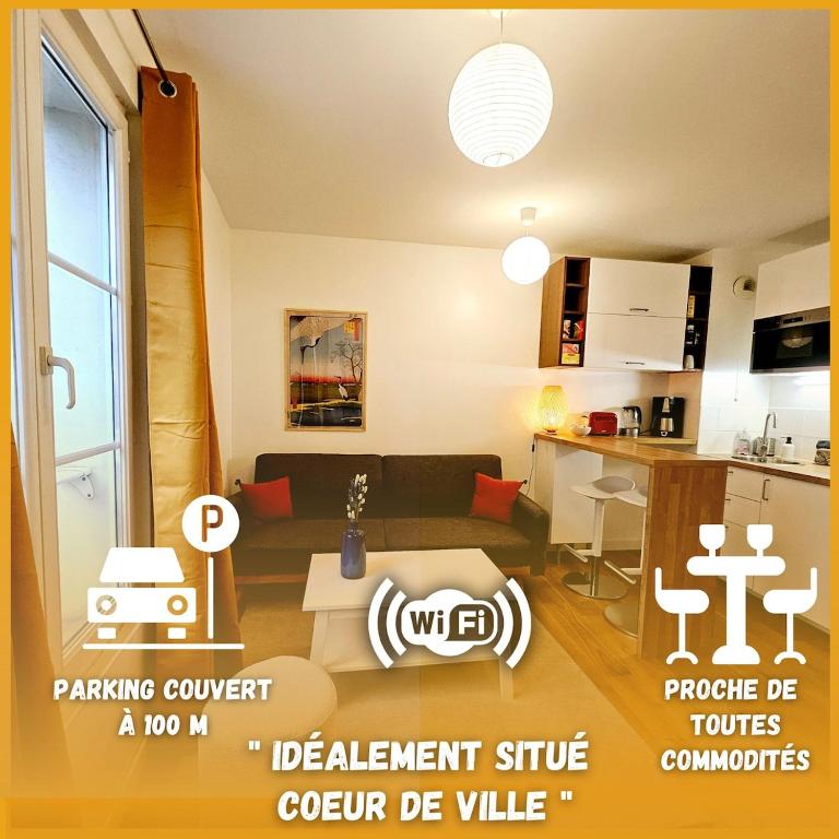 un salon avec un canapé et une cuisine dans l'établissement Agréable appartement en centre-ville, à Angoulême