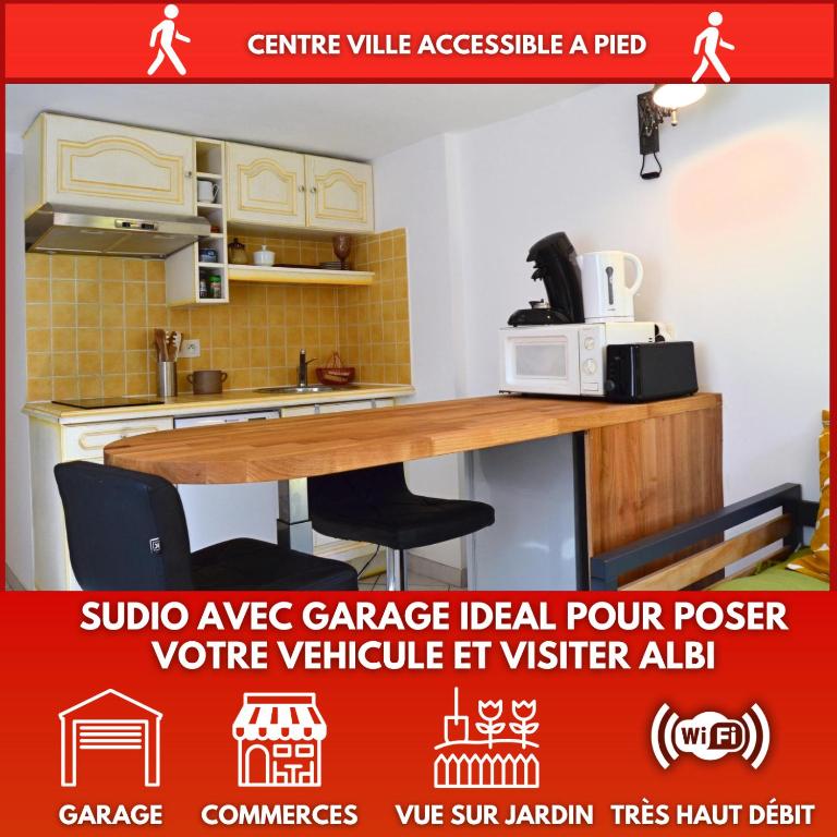 - une affiche d'une cuisine avec une table et un four micro-ondes dans l'établissement L'atelier de Papy d'Albi - Parking - Centre Albi accessible à pied, à Albi