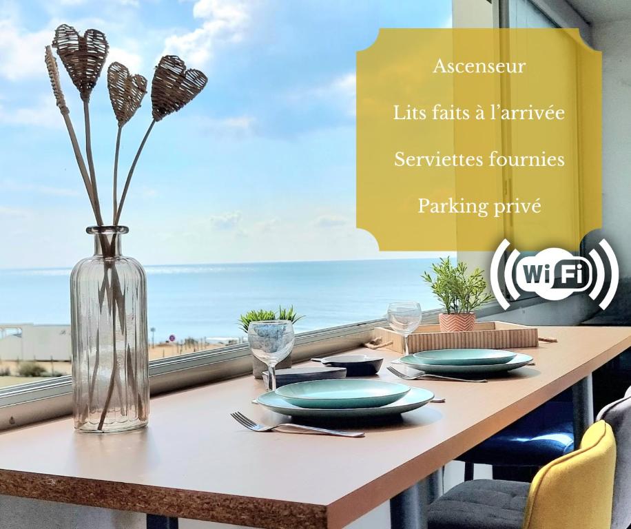 une table à manger avec vue sur l'océan dans l'établissement Les Petits Becs , joli T2 Vue mer, Wifi, Parking, à Saint-Hilaire-de-Riez