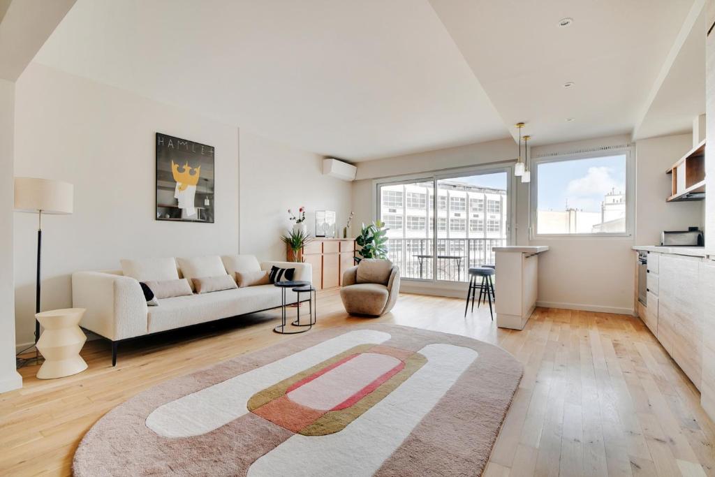 un salon avec un canapé et une table dans l'établissement Exceptionnel 3P 100m2 - luxe & lumière face parc Monceau, à Paris