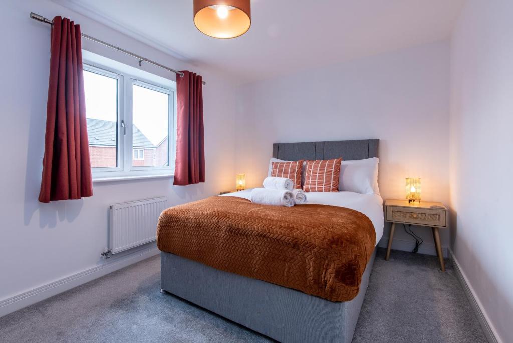 Ένα ή περισσότερα κρεβάτια σε δωμάτιο στο 2-Bed Home in Quiet Neighborhood with Parking & Wifi