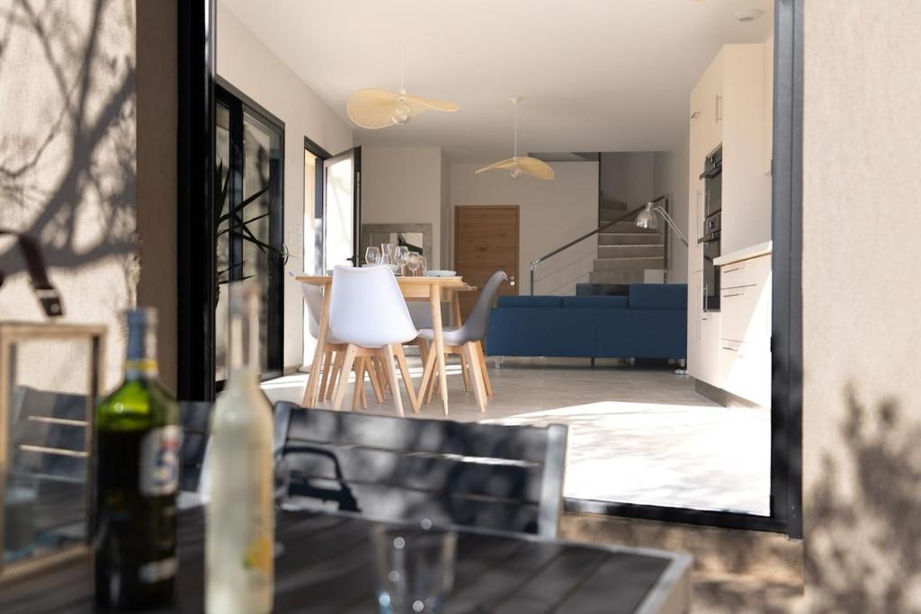 Elle offre une vue sur un salon et une salle à manger. dans l'établissement Maison paisible au pied de la Sainte Victoire Idéale pour un séjour en famille ou entre amis, à Beaurecueil