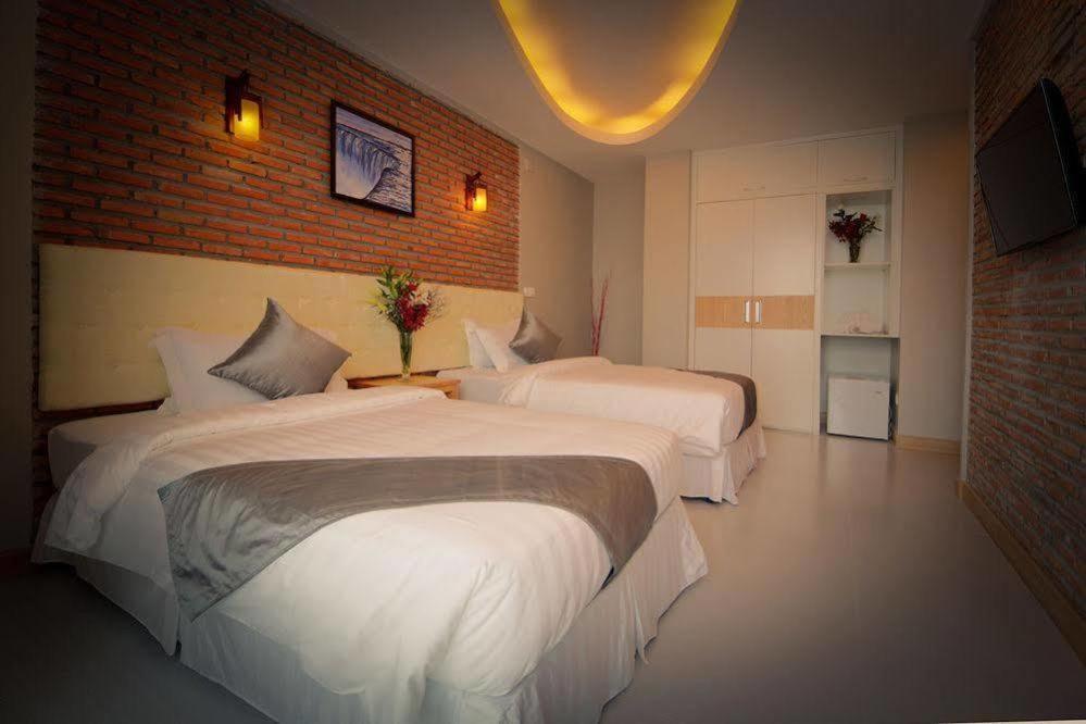 Postel nebo postele na pokoji v ubytování Colina Inn Hotel