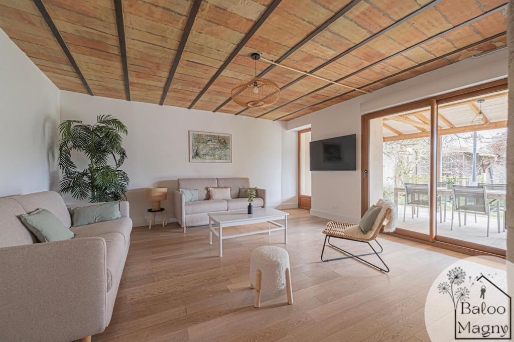 un salon avec un canapé et une table dans l'établissement Un Rêve Bleu d'Aladin - Escale à Disneyland Paris, à Magny-le-Hongre