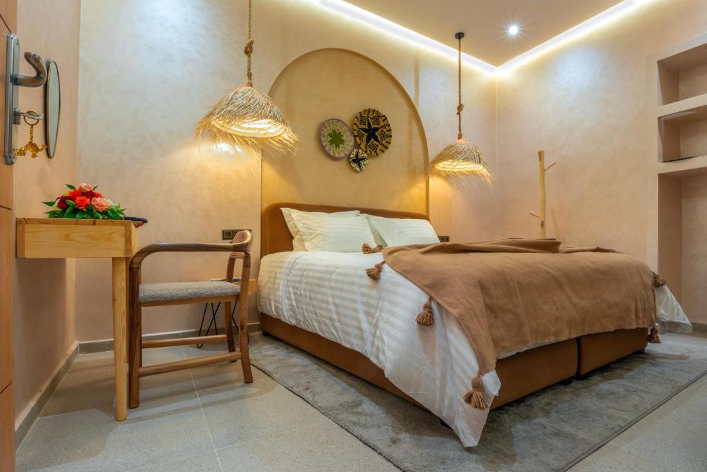 Postel nebo postele na pokoji v ubytování ALKHAYMA Medina