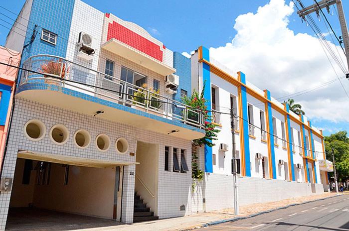 a building with a balcony on the side of a street at Hotel Villa Real in Crato