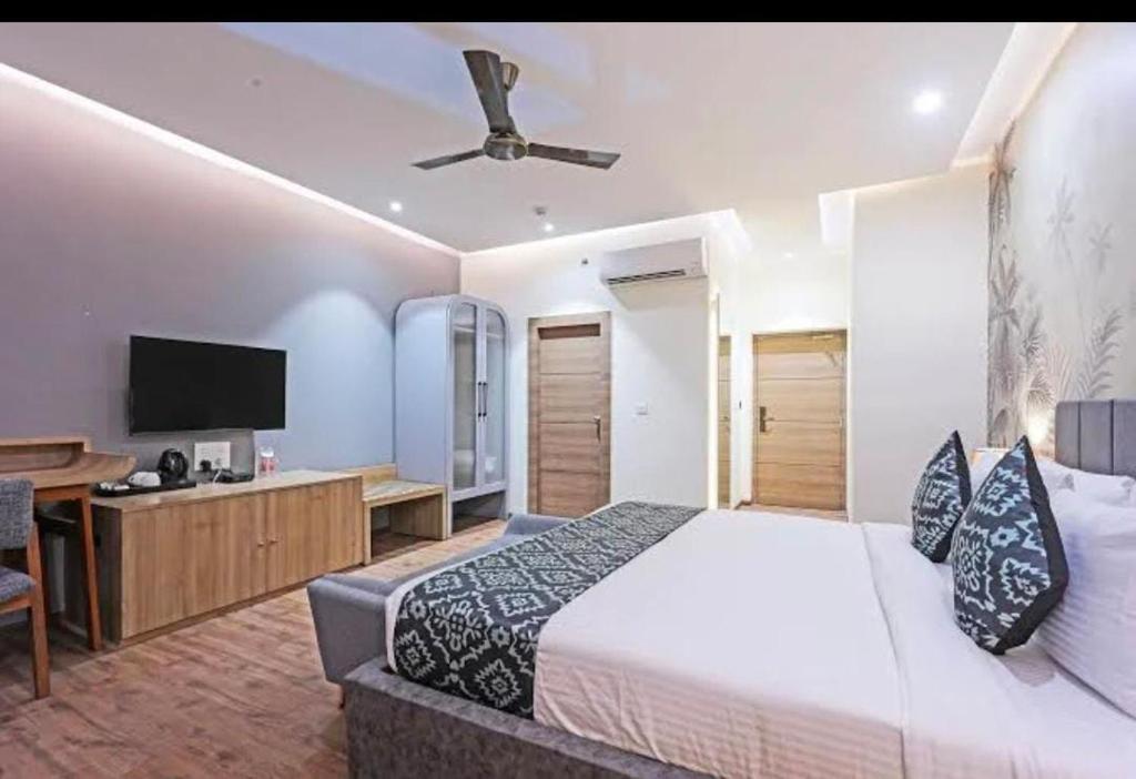 Postel nebo postele na pokoji v ubytování Kelvish Hotel Near Delhi Airport