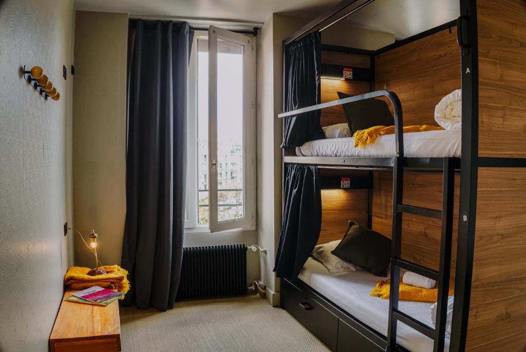 Voodi või voodid majutusasutuse HO36 Hostel Lyon toas