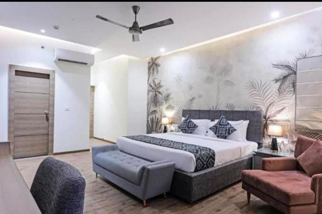 Postel nebo postele na pokoji v ubytování Kelvish Hotel Near Delhi Airport