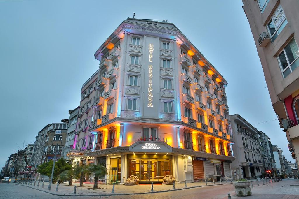 イスタンブールにあるHotel Resitpasa Istanbulの街路灯のある高層ビル