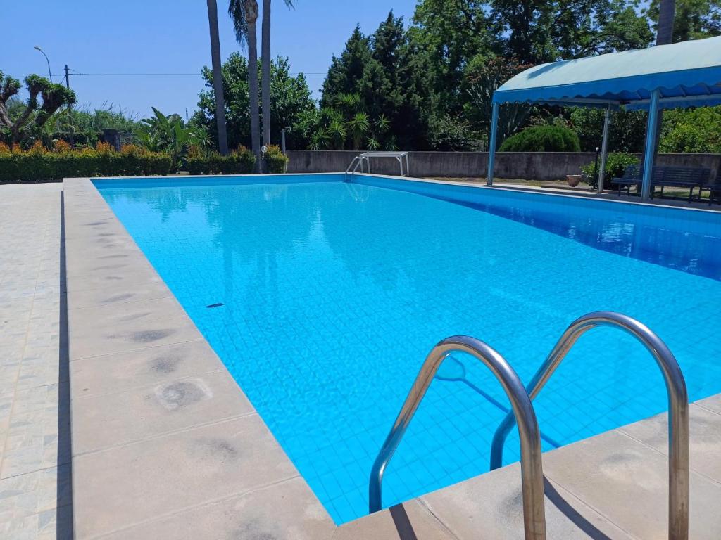 una gran piscina con agua azul en La perla del mare, en Mascali