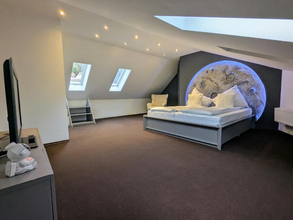a room with a bed and a tv in it at Himmel Suite in Schönau an der Brend