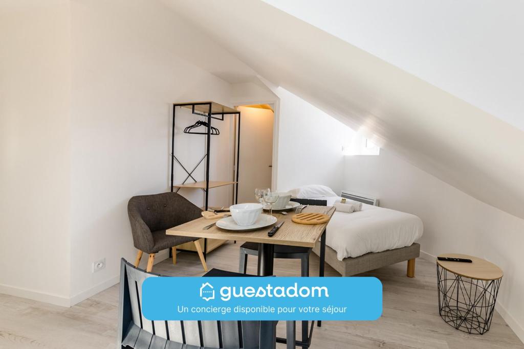 une salle à manger avec une table et un lit dans l'établissement La scène - Wifi Université, à Angers