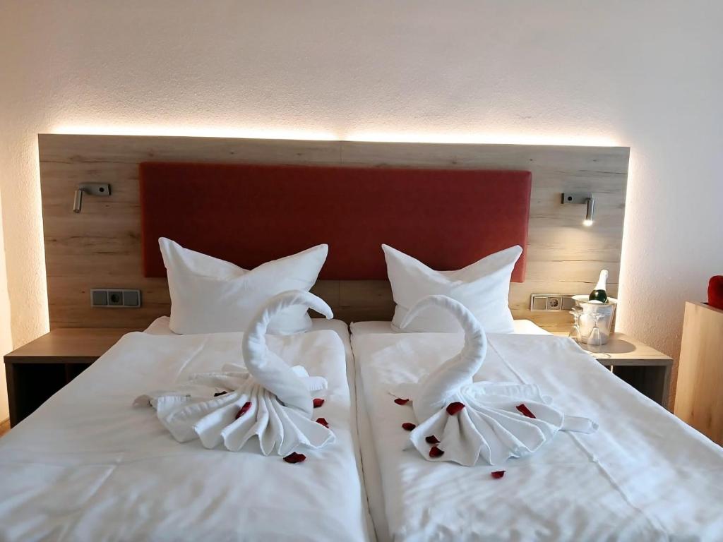 Postel nebo postele na pokoji v ubytování Hotel Hahnenkleer Hof