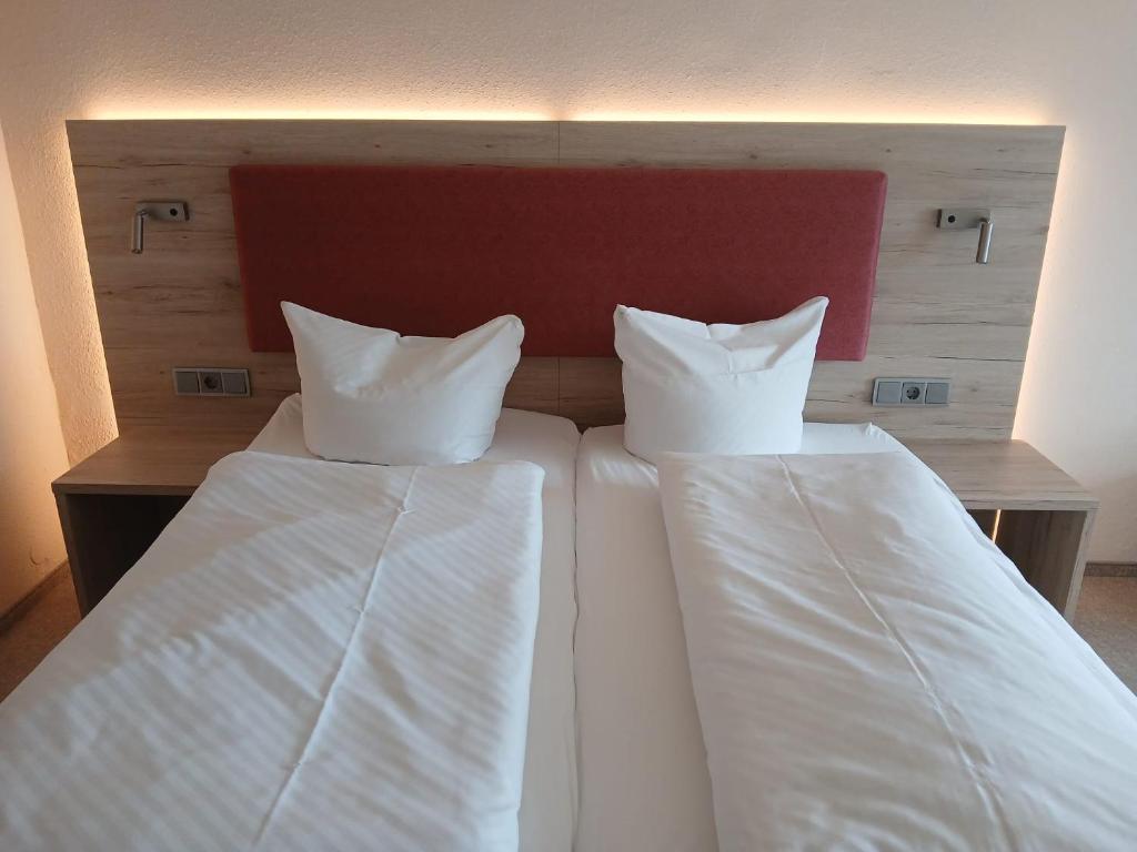 Postel nebo postele na pokoji v ubytování Hotel Hahnenkleer Hof