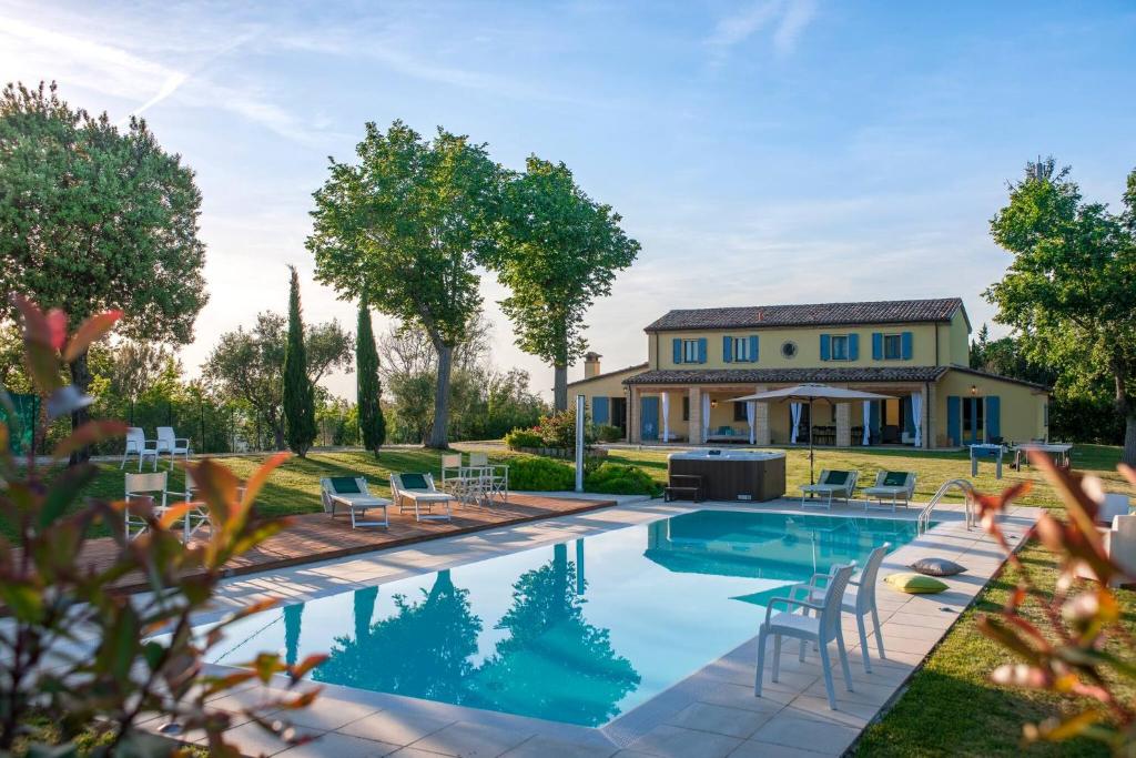 Piscina de la sau aproape de Villa Elettra 12&2 by Marche Holiday Villas