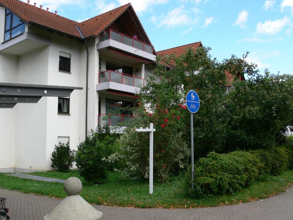 un panneau bleu devant un bâtiment dans l'établissement Seepark Falk Wohnung Nr -2-, à Fribourg-en-Brisgau