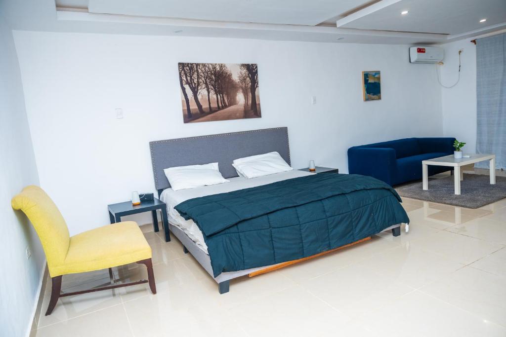 Khu vực ghế ngồi tại Tris Estates Hotel & Suites
