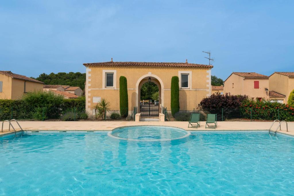 une grande piscine devant une maison dans l'établissement Villa climatisée avec piscine, à Vaison-la-Romaine
