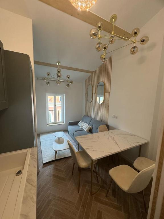 un salon avec une table et un canapé bleu dans l'établissement MOON - 47, à Nice