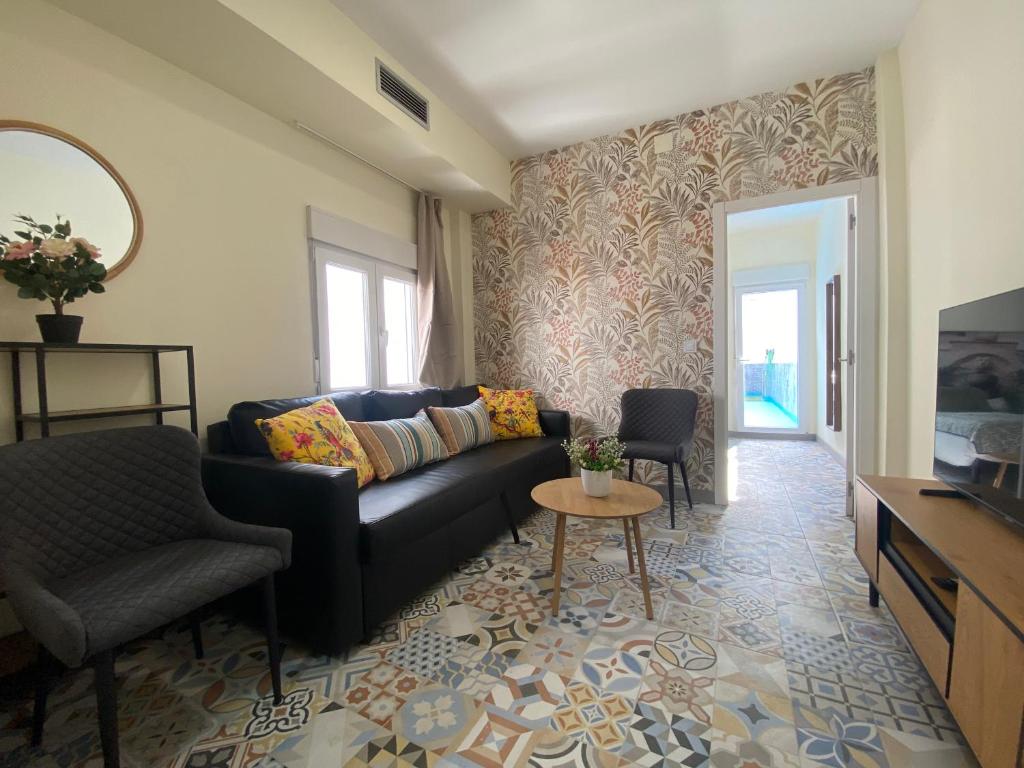 Hotel Relojeros, a living room with a couch and a table at Relojeros in Madrid