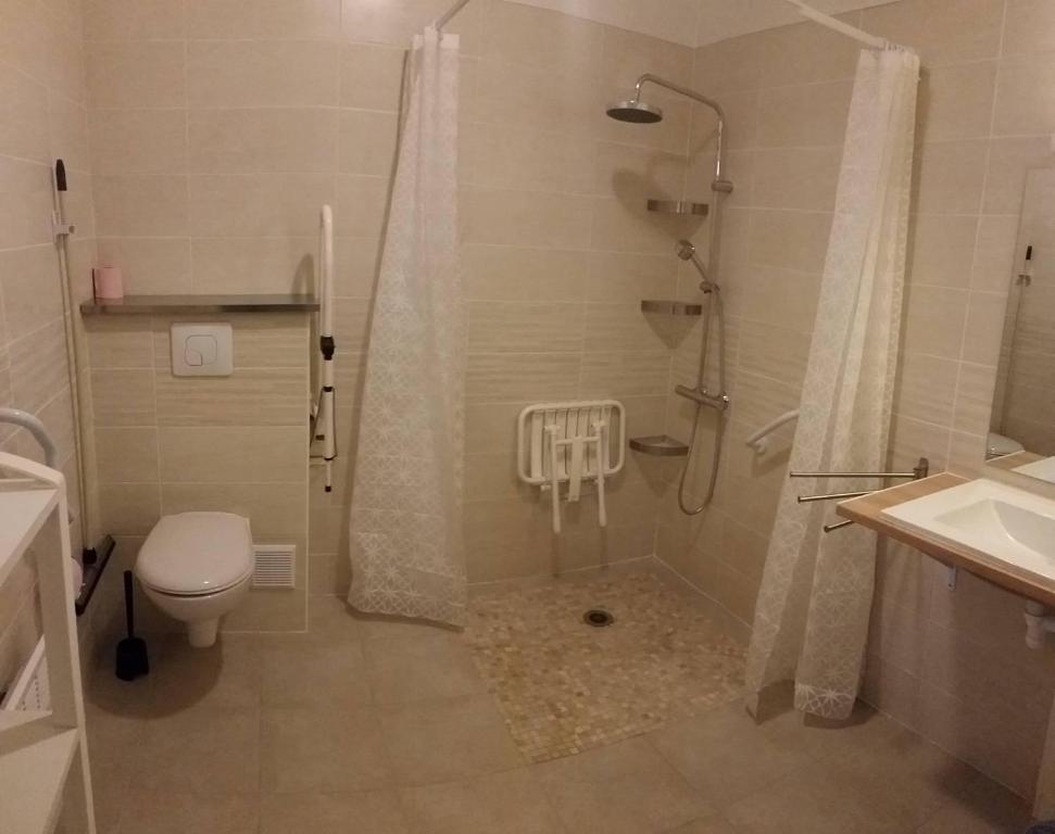Ванная комната в HôTEL LES VOLETS ROUGES - CASSIS