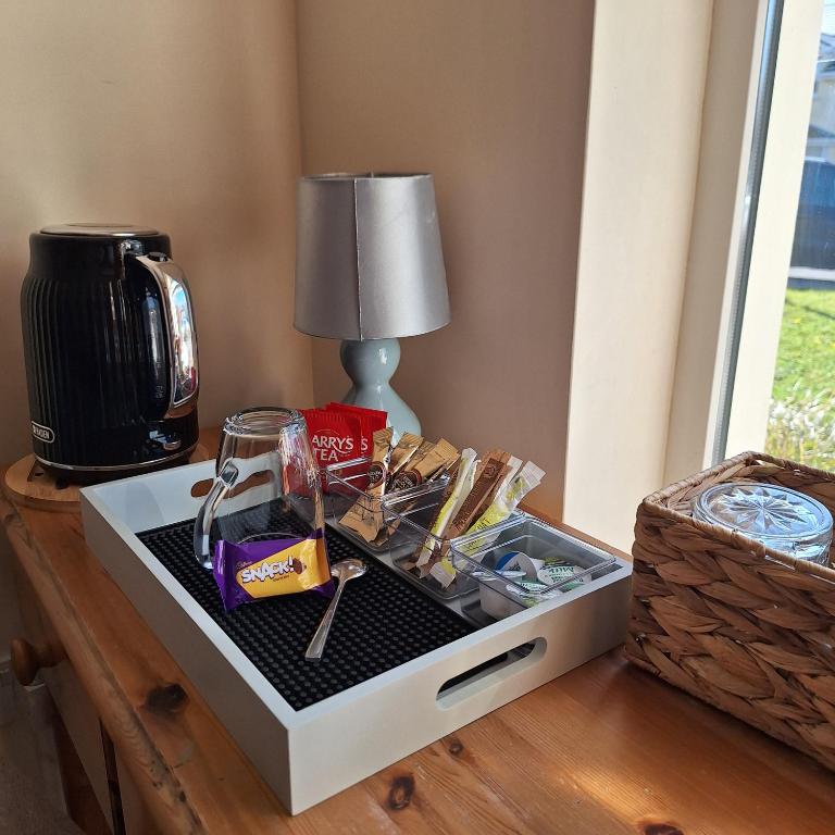 Nápoje v ubytování Lovely Single Room in Listowel Kerry