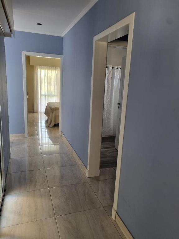 een hal met blauwe muren en een spiegel bij Céntrico espacio en CS in Coronel Suárez