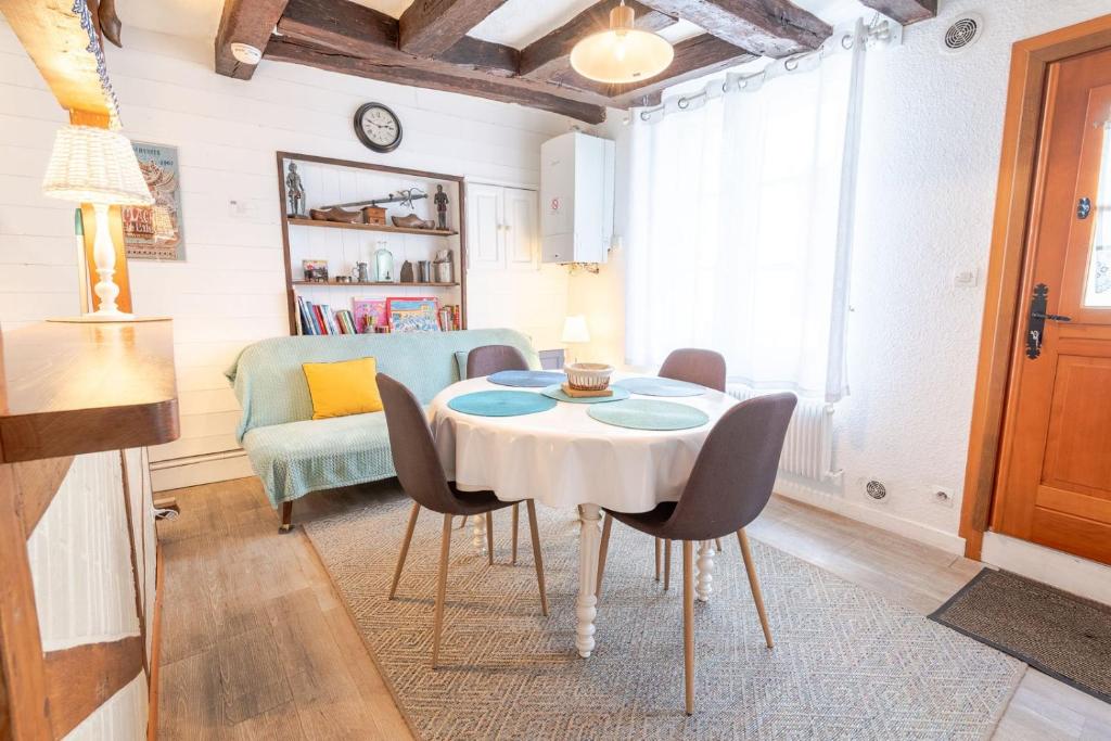 une salle à manger avec une table et des chaises dans une pièce dans l'établissement La Petite Hermine, à Amboise