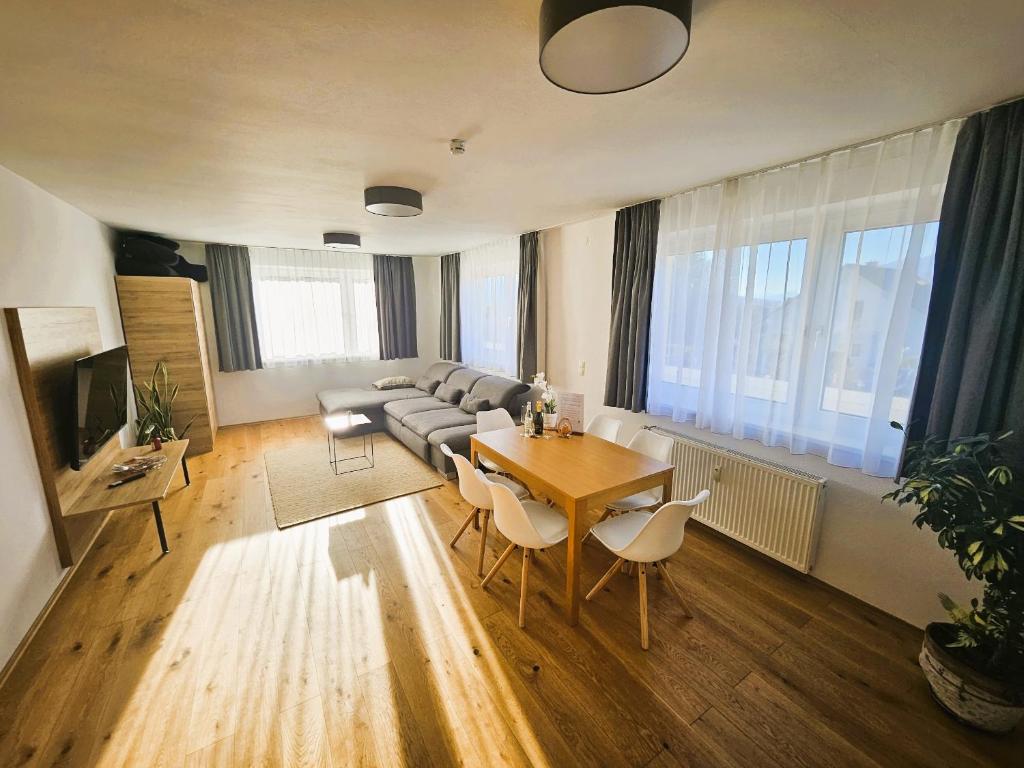 TV a/nebo společenská místnost v ubytování Mountains & Lakes - Chaletdorf & Appartements