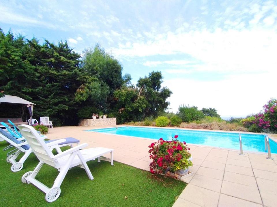 Photo de la galerie de l'établissement Grande villa provençale pour 10 personnes avec piscine, à Cavalaire-sur-Mer