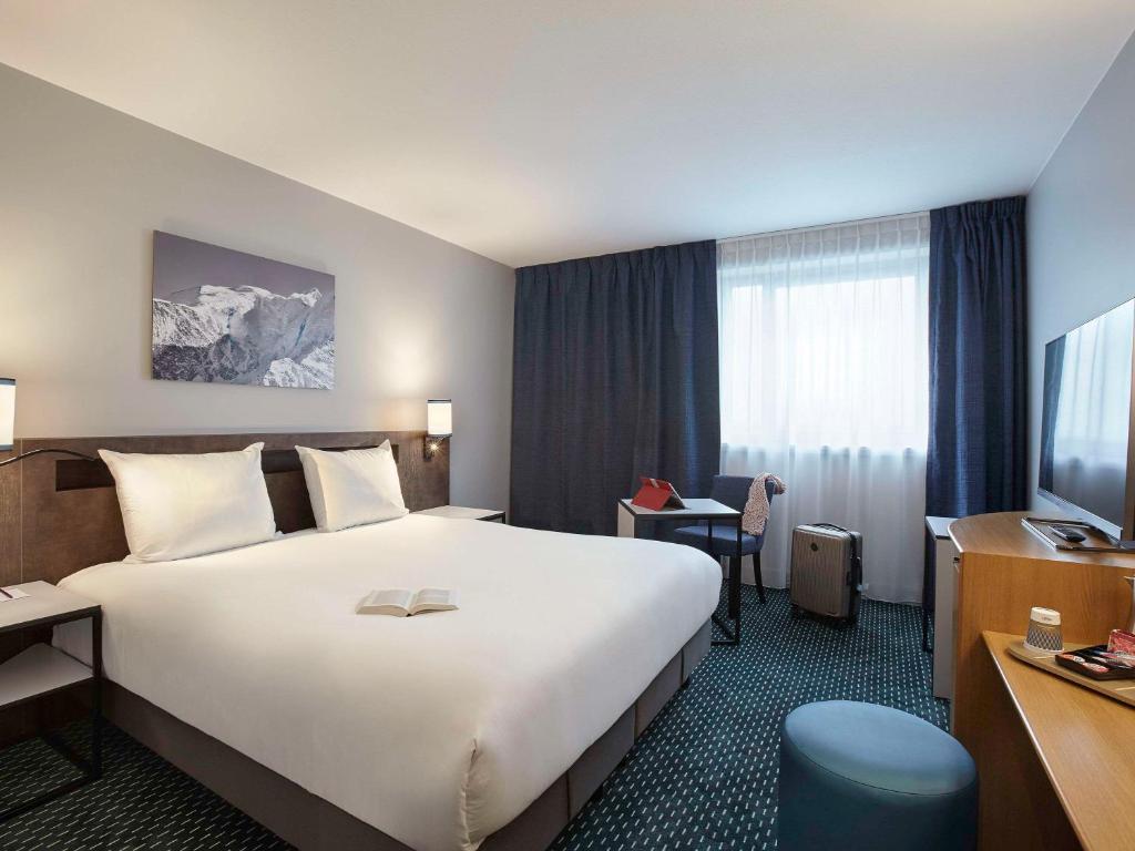 Postel nebo postele na pokoji v ubytování Mercure Paris Roissy CDG